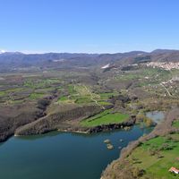 The Grumentum terrace, overlooking the River Agri. In the background, the medieval villages of Saponaria-Grumento Nova and Moliterno, and the Sirino massif (image by A. Priore)