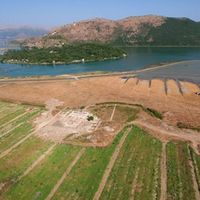 Fig. 8. View of the archaeological excavation in the Vrinë Plain with the acropolis of Bouthrotum, the Ksamilli peninsula and the Corfu Island in the background (Greenslade 2013).
