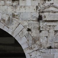 Fig. 17. Bridge of Augustus and Tiberius. A detail of the external wall casing. The lighter color ashlars are evidently the ones that were restored and have the mark of R 1976.