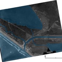 Fig. 10. The aerial photography (1933)  shows the situation of the mouth of the Rio Martino prior to the complete construction of the embankments. The white arrows indicate the ridge occupied by the villa (rendering L. Ebanista)