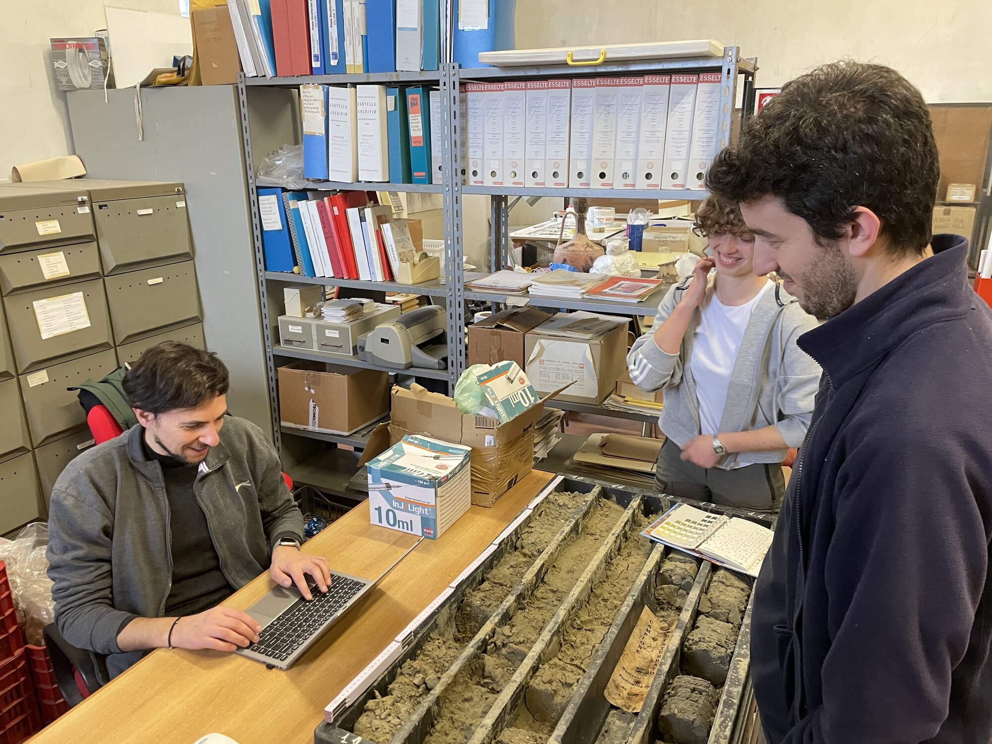 Figure 5 - Description of core samples’ stratigraphy
(photo by the authors).
